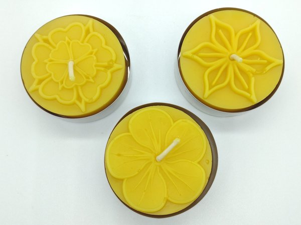 Maxi-Teelicht mit Blumenmotiv in Geschenkverpackung